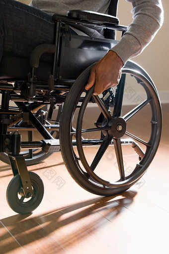 暗色调坐轮椅的人摄影图