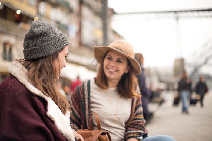 两位年轻女性坐在街头图片