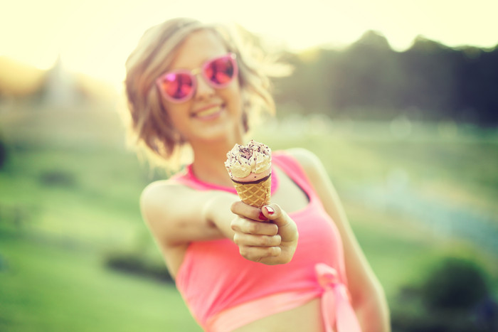 短发女孩开心拿着冰淇淋