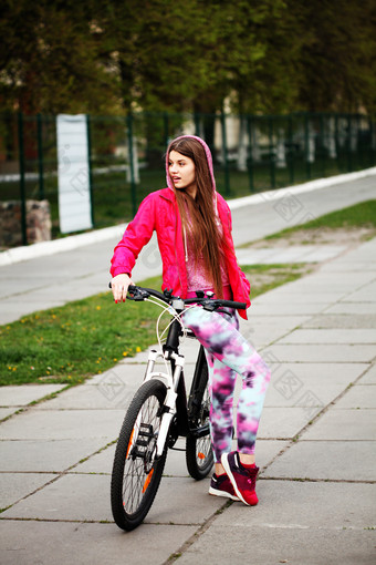 户外坐自行车上的女孩