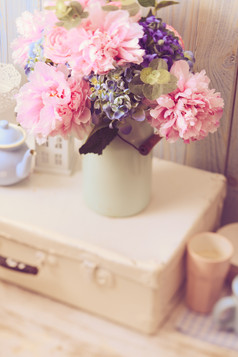 花瓶里的粉紫色花摄影图