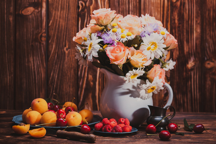 鲜花花瓶和果实摄影图