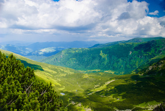 蓝天白云下的喀尔巴阡山脉