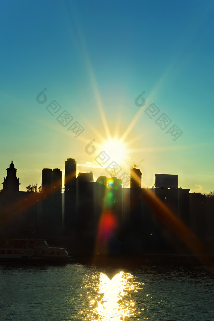 暗色调城市升起的太阳摄影图