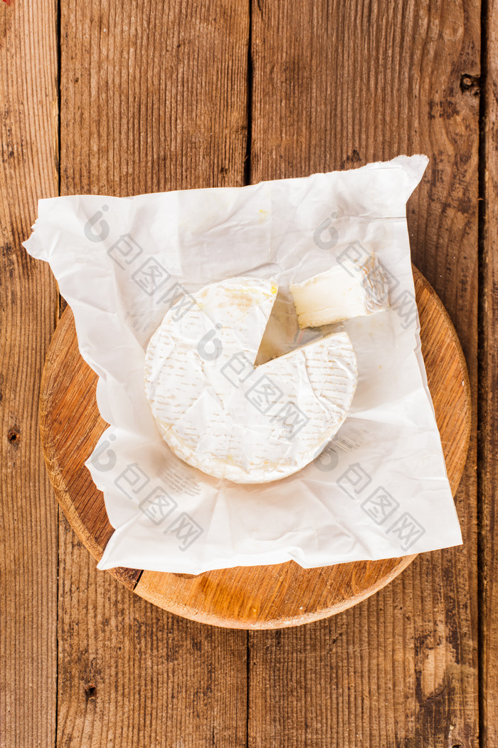 包装纸中的切块奶酪