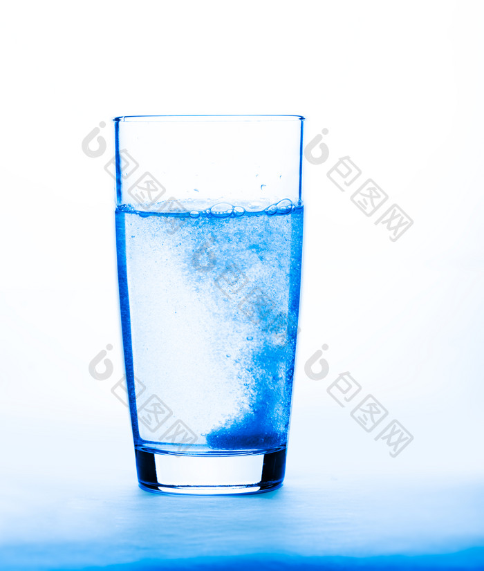 蓝色玻璃杯中的气泡水
