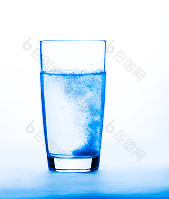 蓝色玻璃杯中的<strong>气泡水</strong>
