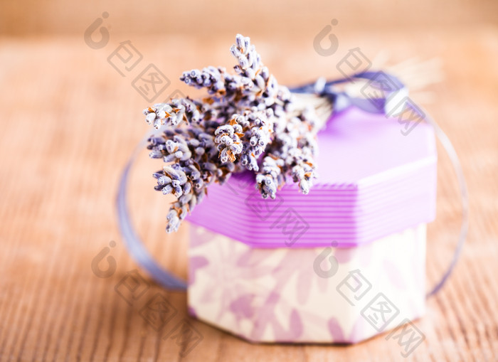 盒子上的紫色薰衣草