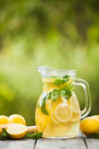 绿色调柠檬饮料摄影图