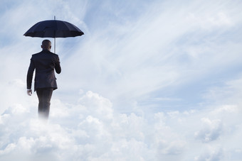 站在云层中打伞的男人背影
