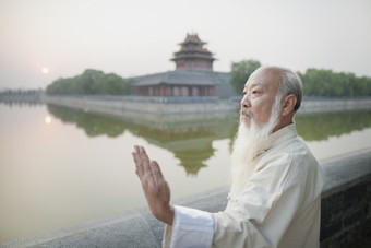 户外湖边打太极的老年人