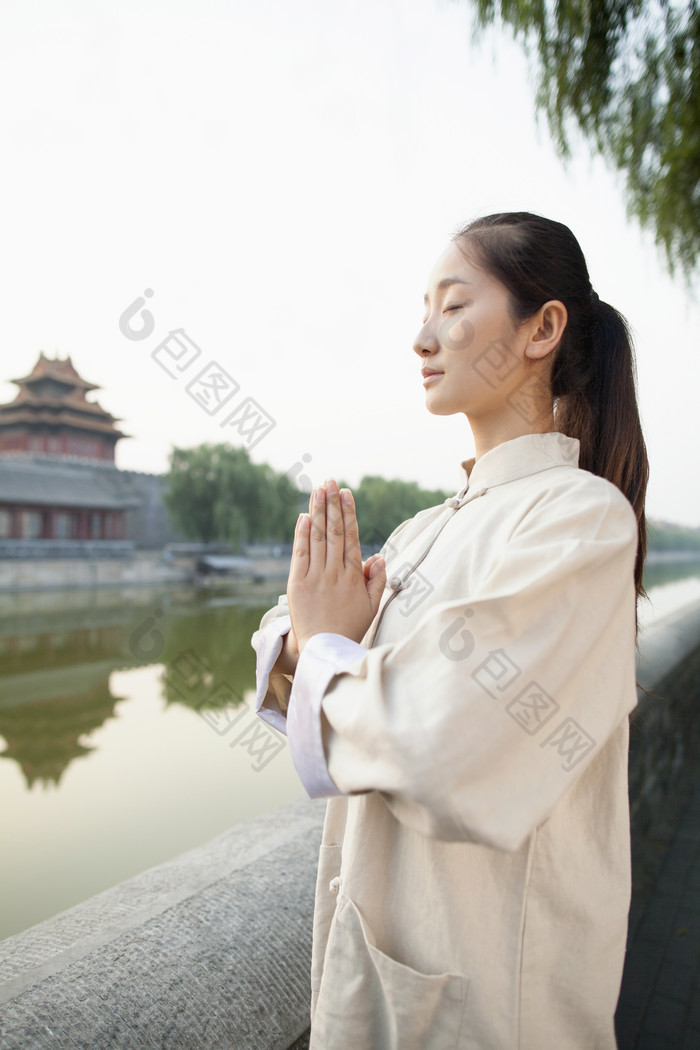 女子双手合十禅意图片图片