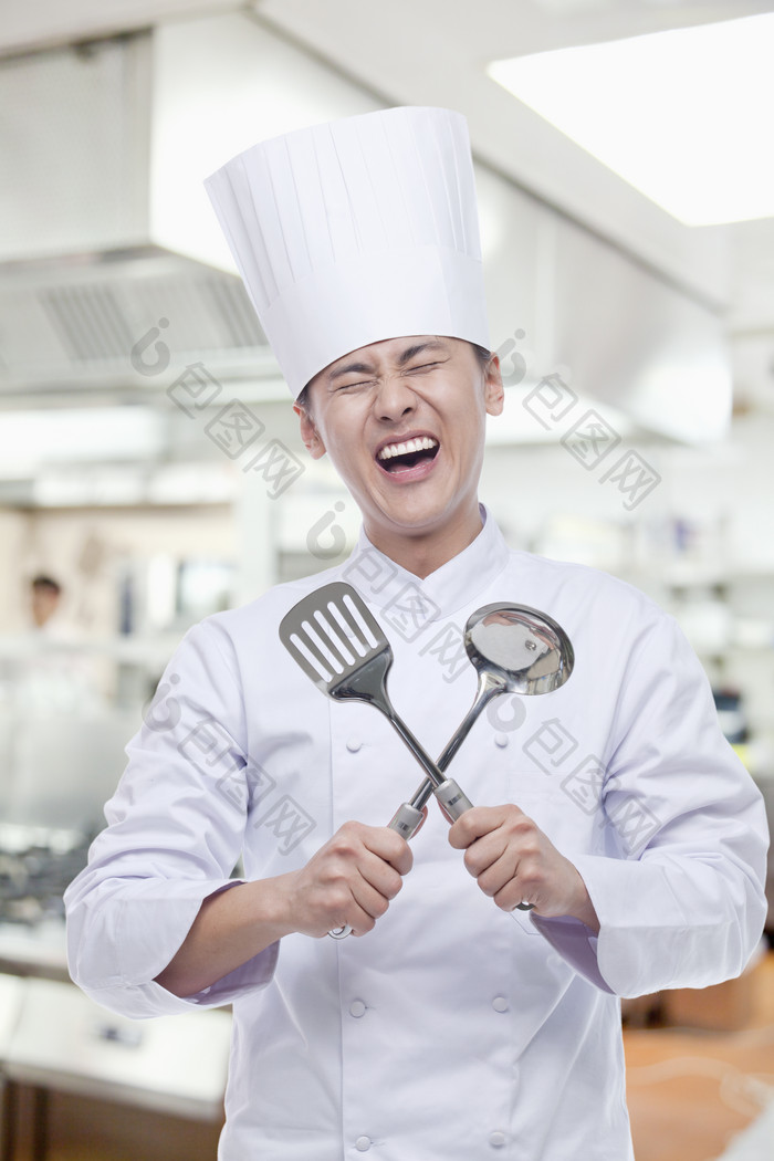 餐饮厨师大厨男人工作服厨房拿着厨具微笑