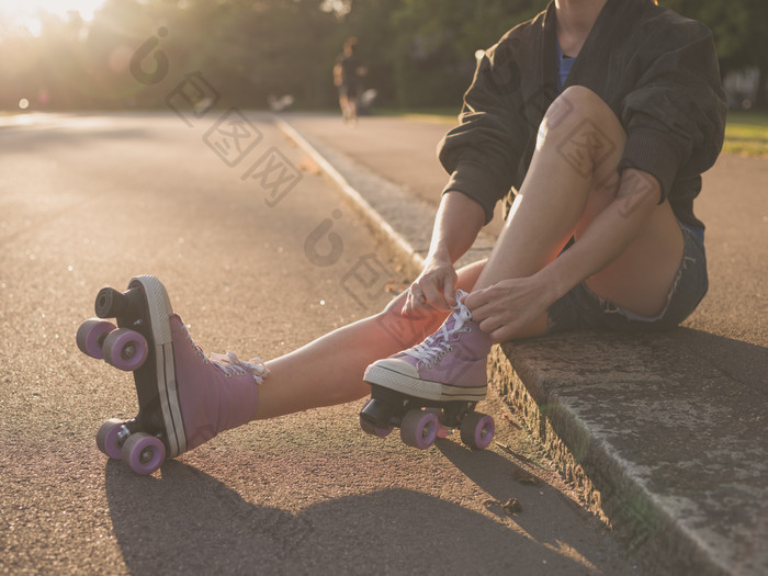 坐在路边穿轮滑鞋的女人