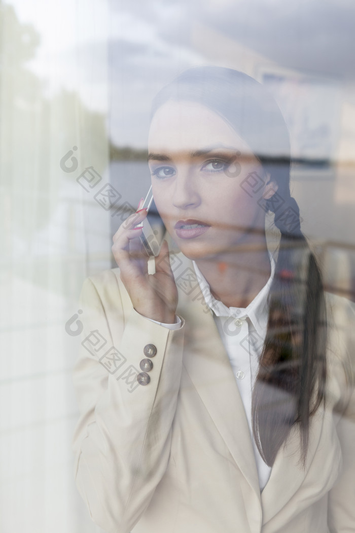 简约窗前的女子摄影图