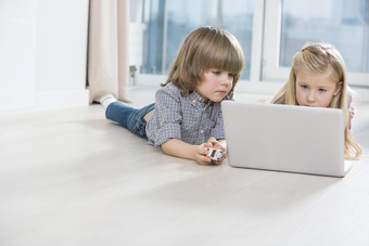 简约在玩电脑的两个孩子摄影图