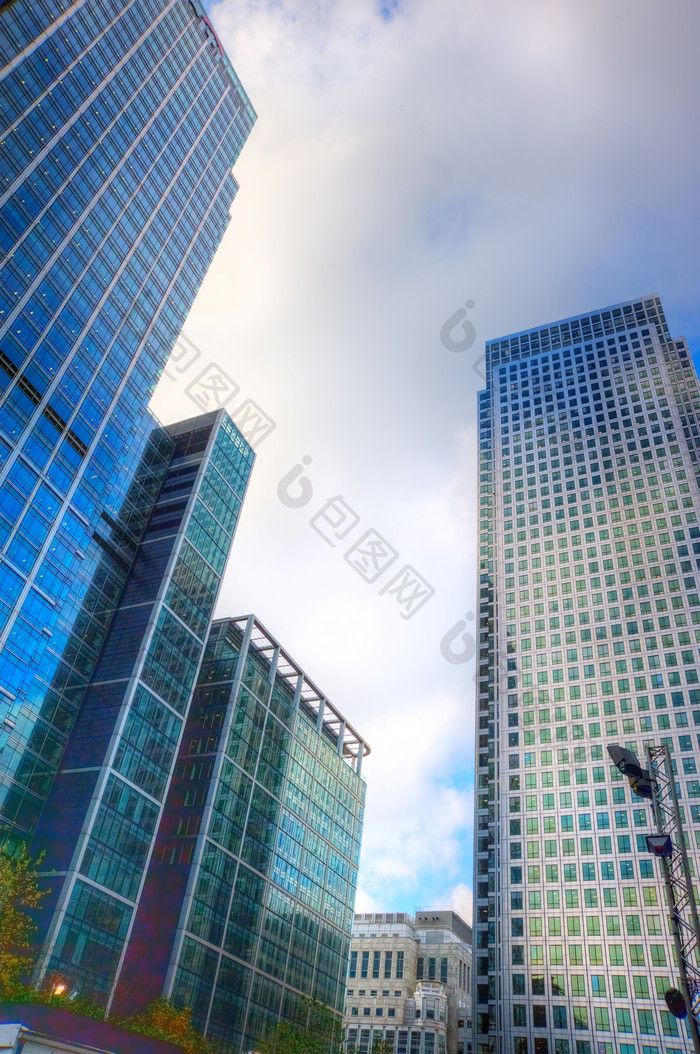 蓝色调城市高楼摄影图