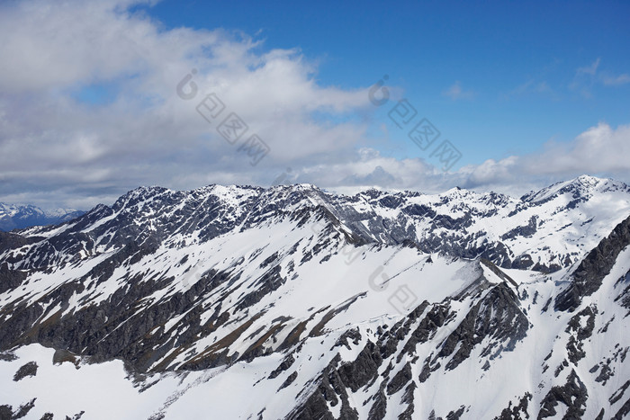 蓝色调美丽的大雪山摄影图