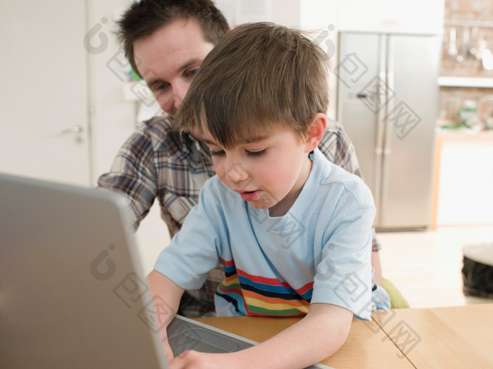 电脑上网的父子摄影图