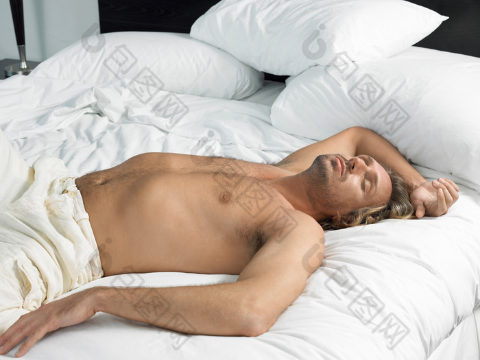 床上裸体睡觉的男人