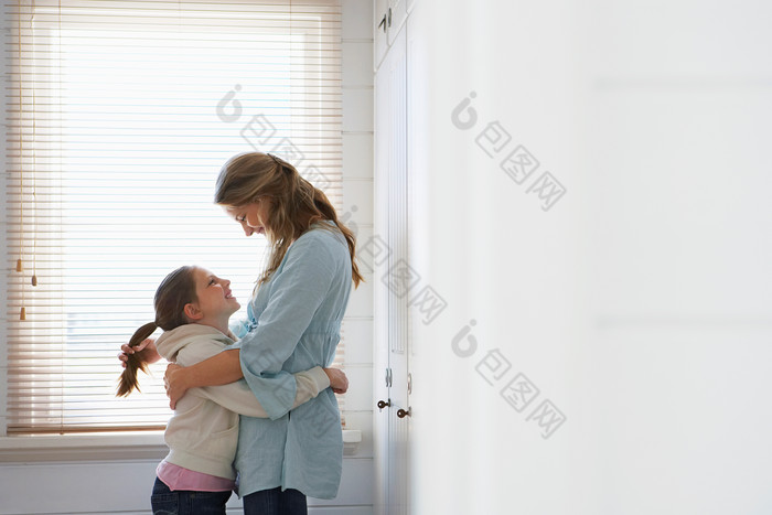 居家拥抱的母女摄影图