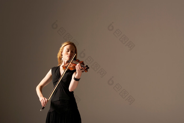 拉小提琴的女人摄影图