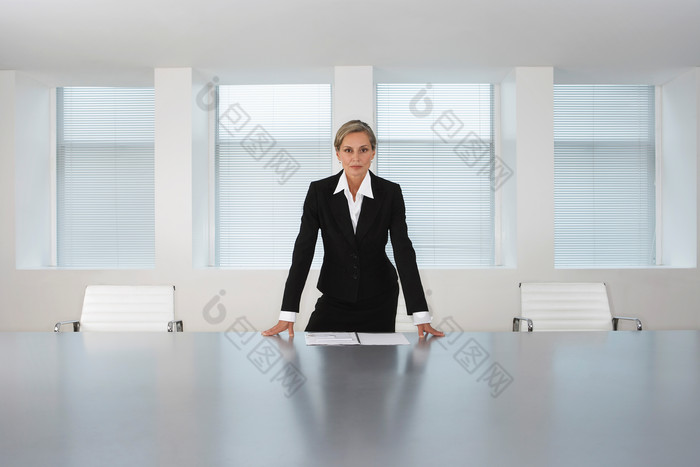 灰色调会议室中的人摄影图