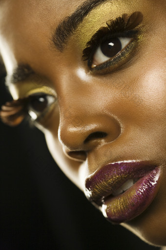 简约风化妆的黑人女孩摄影图