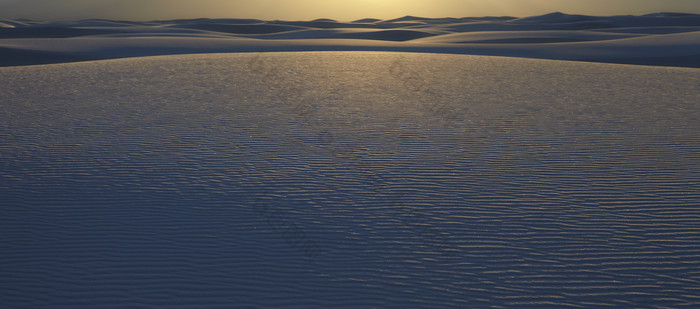 暗色调夜晚的沙漠摄影图