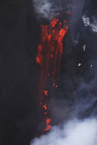 暗色调喷出岩浆摄影图