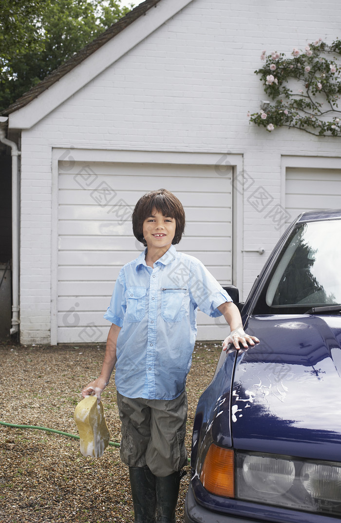 拿海绵洗车的小男孩