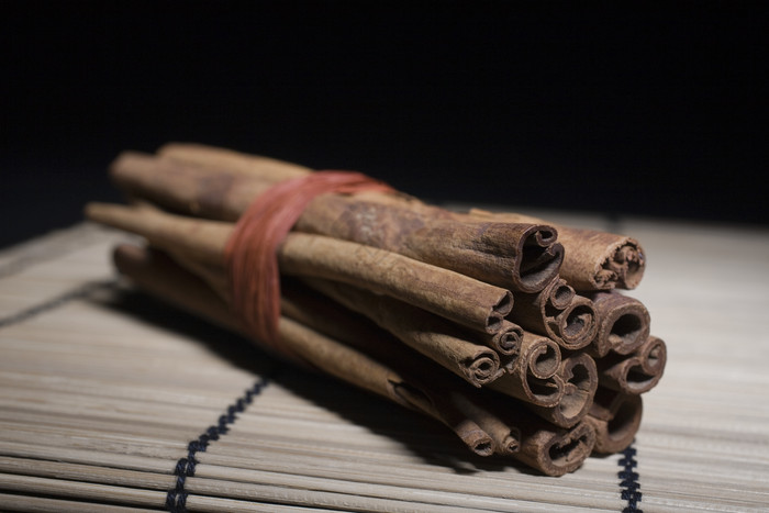 竹垫上捆着的肉桂图片