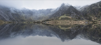 美丽的山脉湖水景观