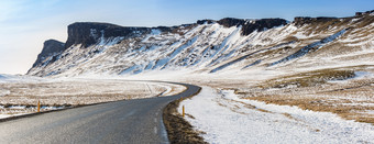 冬天公路山峰摄影图