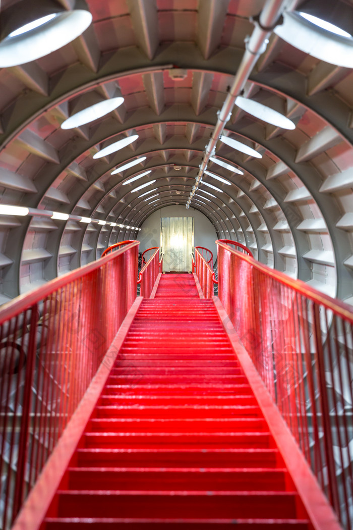 现代铁质楼梯摄影图