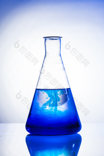 <strong>玻璃</strong>烧杯和蓝色药品