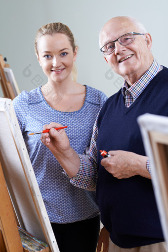 画油画的妇女和老人
