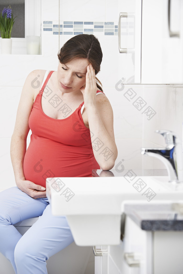 浅色调难受的孕妇摄影图