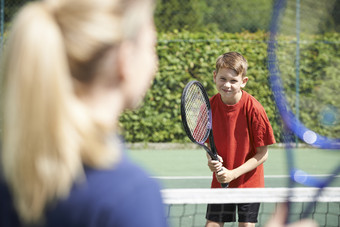 清新风打网球的男孩摄影图