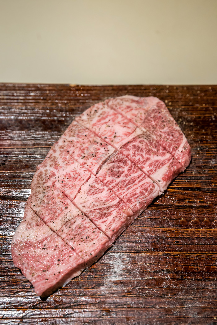 切开的牛肉食材摄影图