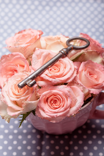 粉色玫瑰花和钥匙