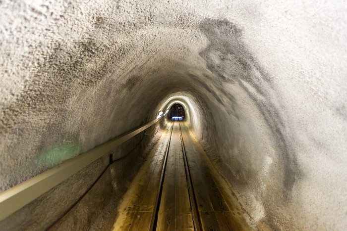 火车铁路隧道摄影图