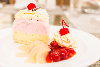 奶油草莓蛋糕摄影图
