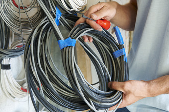 整理电缆线的修理工