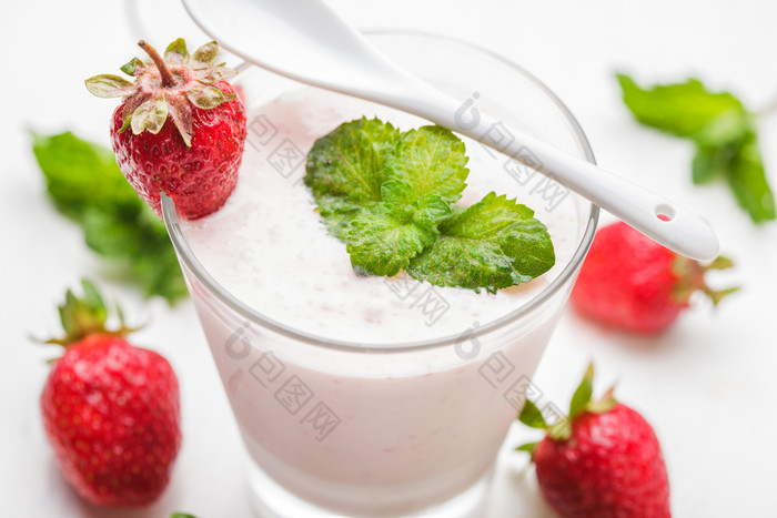 清新草莓奶摄影图