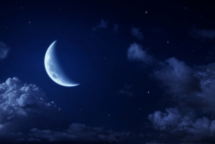 深色调夜空中的月亮摄影图