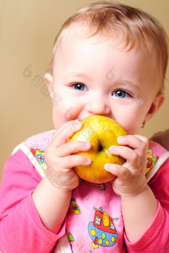 吃<strong>苹果</strong>的小婴儿摄影图