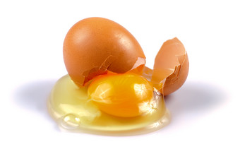 蛋液和破碎的鸡蛋壳