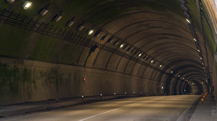 深邃的公路隧道摄影图