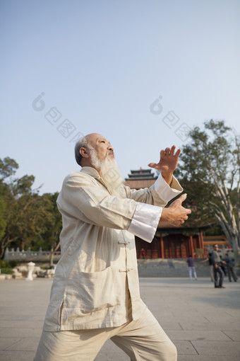 清晨晨练打太极的<strong>老人</strong>